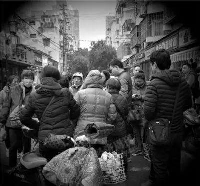 &nbsp;聚集在警察局门口商讨对策的&ldquo;宝粉&rdquo;