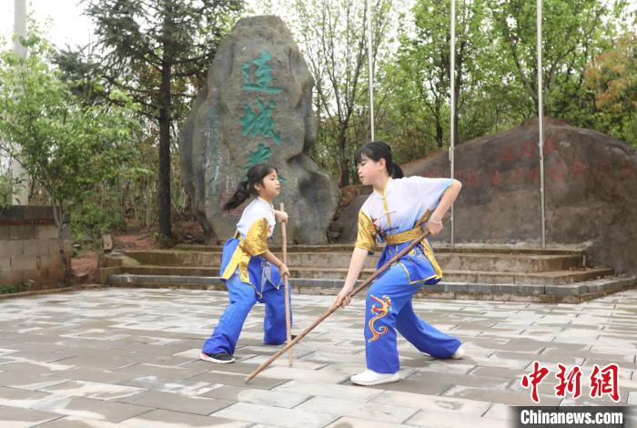 当地习武者在对练&ldquo;连城拳&rdquo;。　黄水林 摄